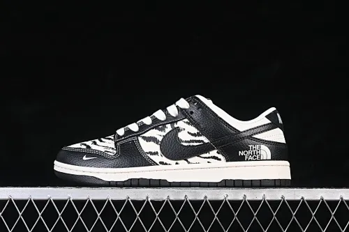 All categories Nk SB Dunk Series Nk SB Dunk Low High-end customized low-top sneakers Nike SB Dunk Low North Face co-branded Snow Mountain Beige and Black High-end customized low-top casual sneakers QW5836-028